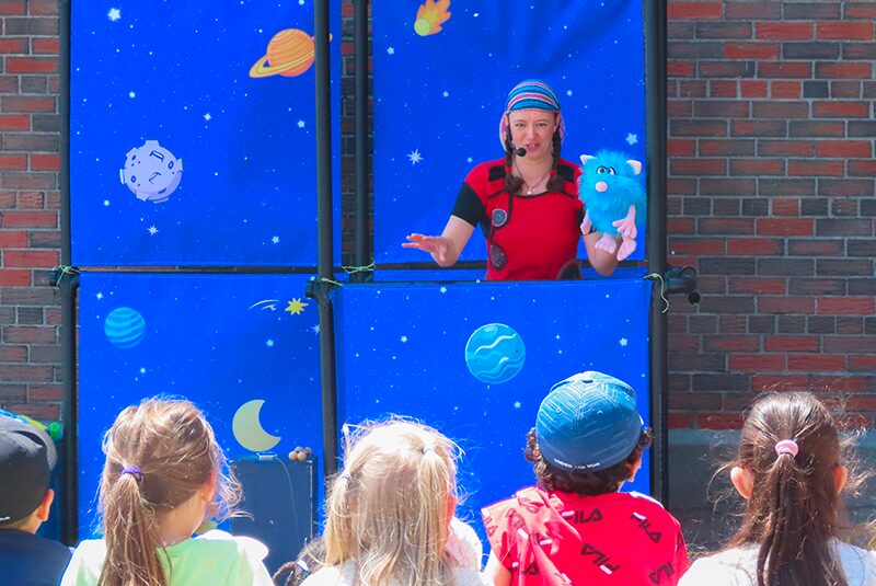 Spectacle de théâtre jeunesse avec monstre